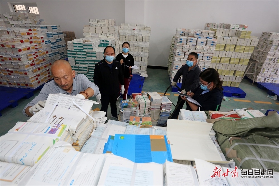 平凉市新华书店备好教材迎开学 中小学教科书发行稳步推进