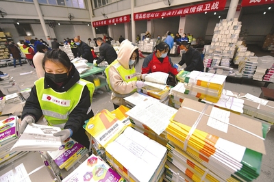 中小学教科书发行任务加急 打包寄送工作进入高峰期