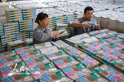 琼州大地书声琅琅 海口全力护航“课前到书”——中小学新教材发行工作有序推进